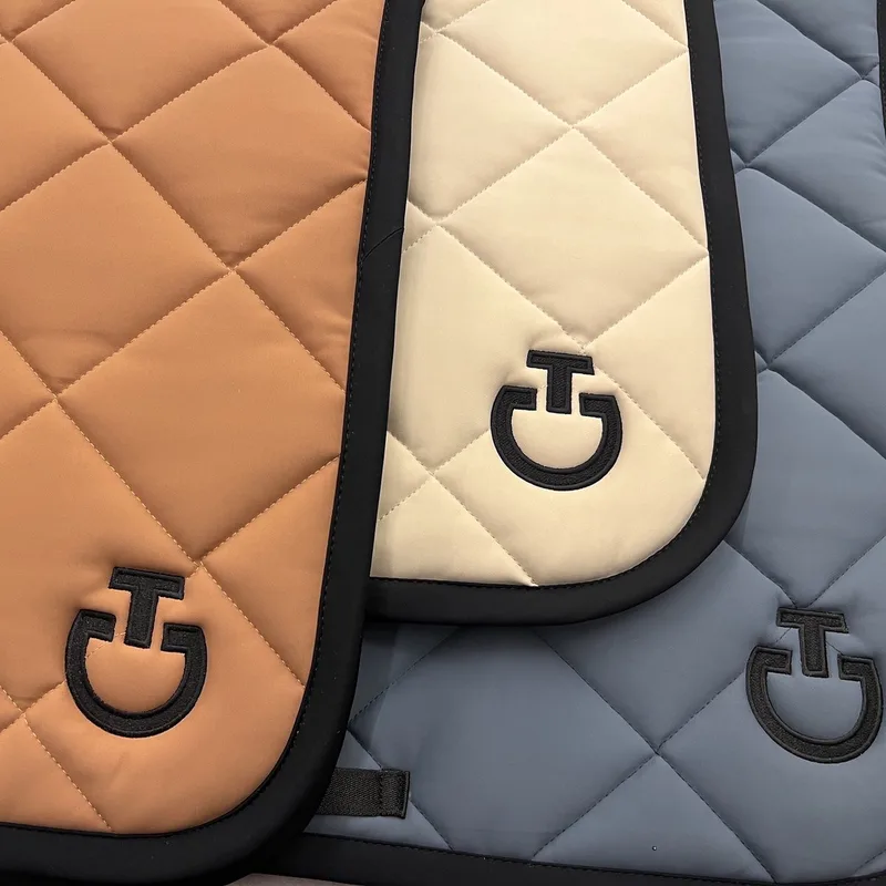 Diamond Quilted Jersey Dressage Zadeldek Full Wit de Cavalleria Toscana en Bleu foncé – photo produit