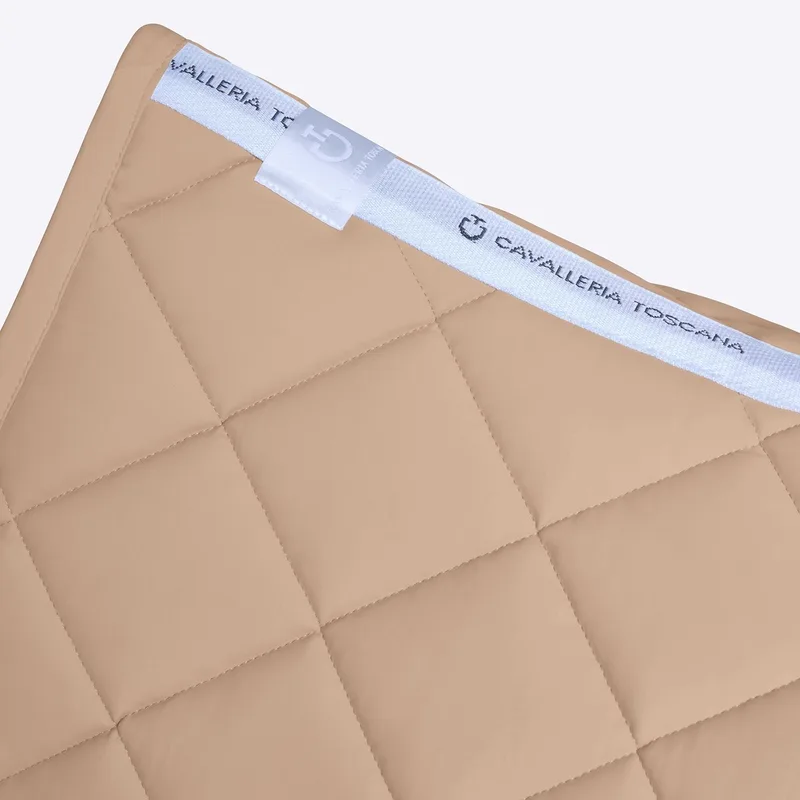 Diamonds and Lines Quilted Zadeldek Full van Cavalleria Toscana in Taupe – productfoto