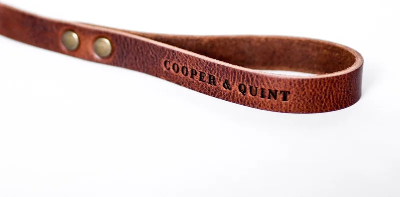 No Fuss Hondenriem - Bruin - Smal - 105 cm - Oud Messing by Cooper & Quint in Brown – product photo