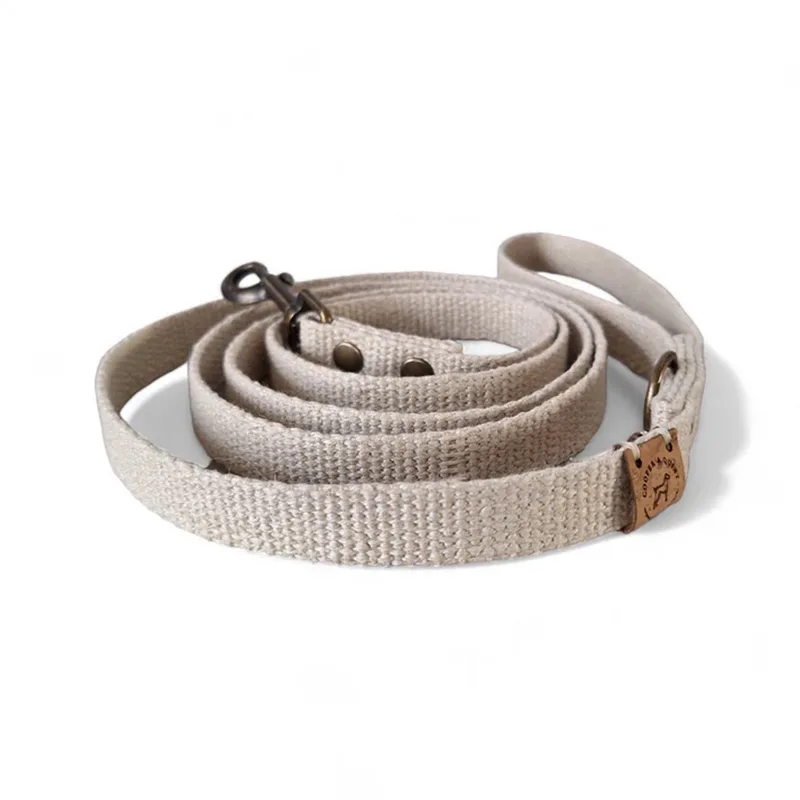 Simply Hemp Hondenriem - 150 cm - 1.5 cm - Oud Messing by Cooper & Quint in Schelpenwit – product photo