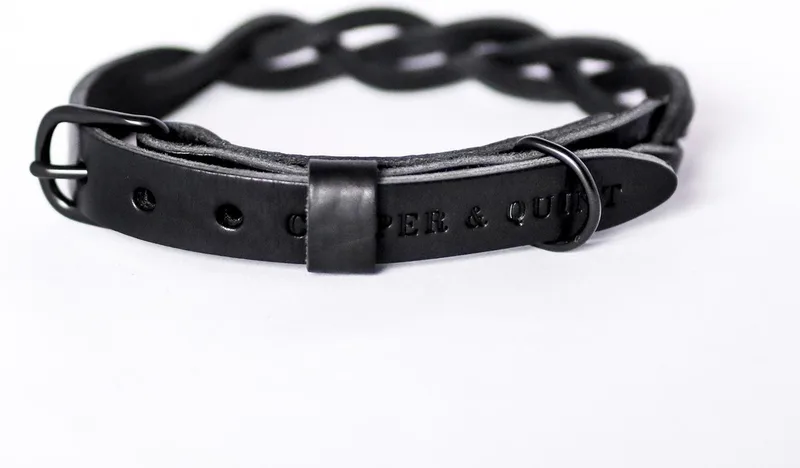 Twisted - Halsband hond gevlochten leer - All Black - Large de Cooper & Quint en Noir – photo produit
