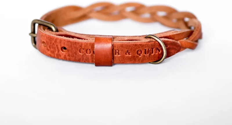 Twisted - Halsband hond gevlochten leer - Oud Messing - Large de Cooper & Quint en Camel – photo produit