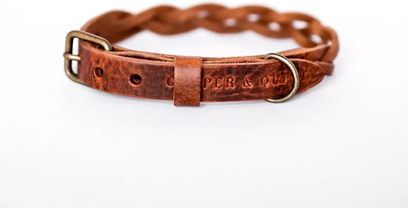 Twisted - Halsband hond gevlochten leer - Oud Messing - Medium von Cooper & Quint in Braun – Produktfoto