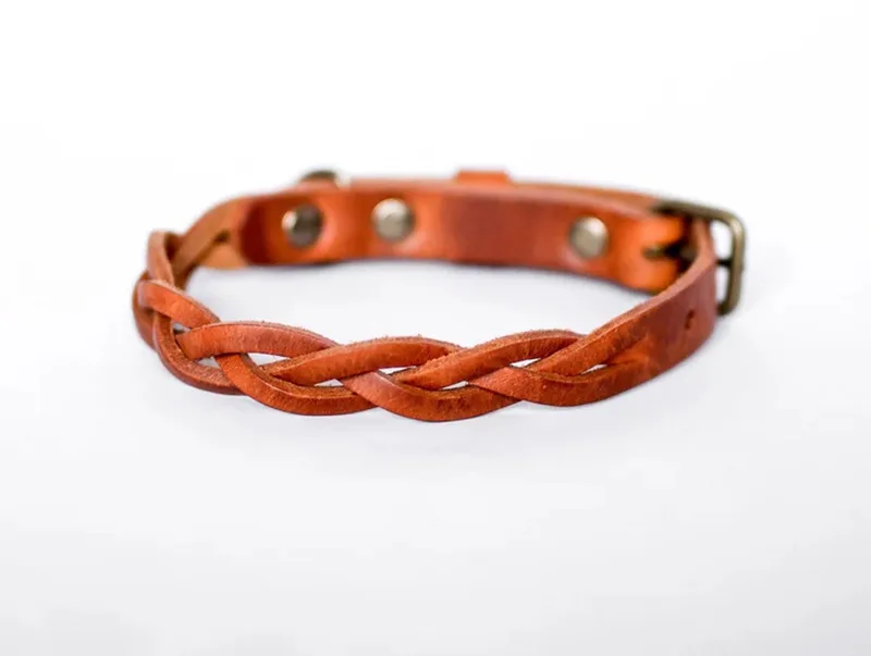 Twisted - Halsband hond gevlochten leer - Oud Messing XS von Cooper & Quint in Camel – Produktfoto