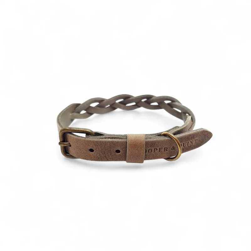 Twisted - Halsband hond gevlochten leer - Oud Messing XS von Cooper & Quint in Stone – Produktfoto