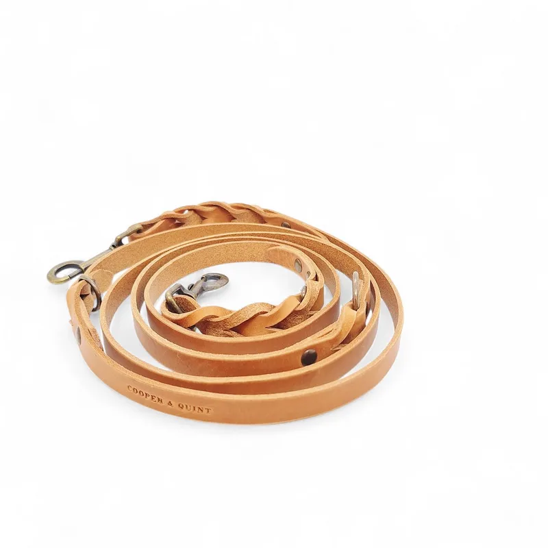 Twisted Switch Verstelbare Leren Hondenriem - Camel - 1.5cm - Oud Messing von Cooper & Quint in Camel (Cognac) – Produktfoto