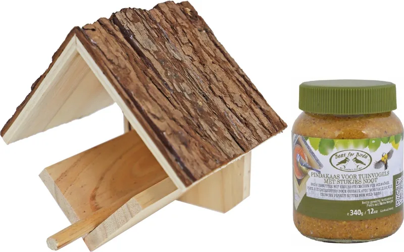 Vogelhuisje/voederhuisje/pindakaashuisje hout met dak van boomschoors inclusief vogelpindakaas - Vogelvoederhuisje by Gebr. de Boon in Brown – product photo