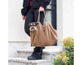Tebby Draagtas Hond - Hondentas - Voor kleine honden - Teddy-stof - Cognac - 43x18x35 cm fra Designed by Lotte i Brun – produktbillede 4 af 5