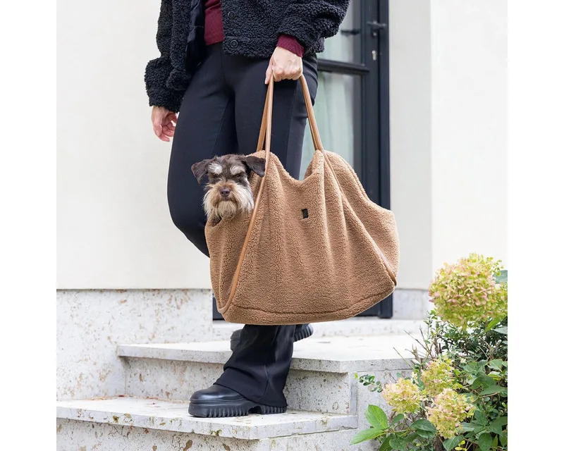 Tebby Draagtas Hond - Hondentas - Voor kleine honden - Teddy-stof - Cognac - 43x18x35 cm fra Designed by Lotte i Brun – produktbillede 4 af 5