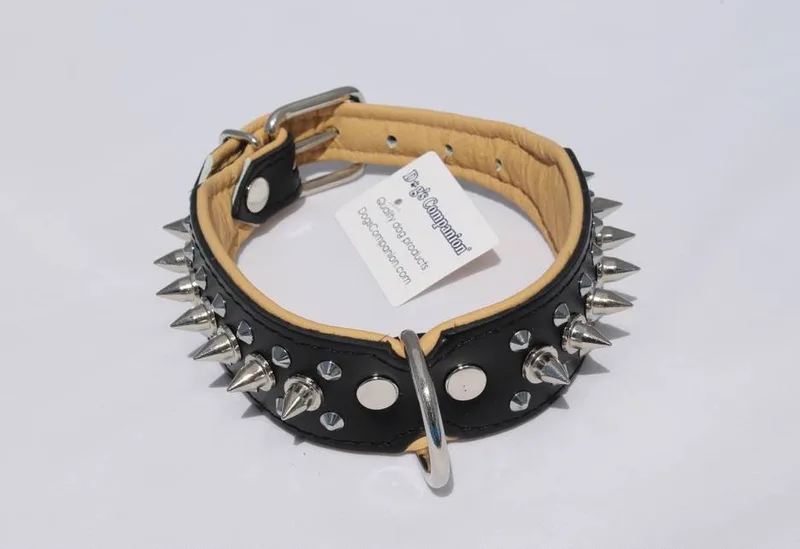 Leren Halsband - met Spikes - Lengte: 55cm Verstelbaar van: 45-53 cm x 40 mm by Dog's Companion in Black, Natural – product photo