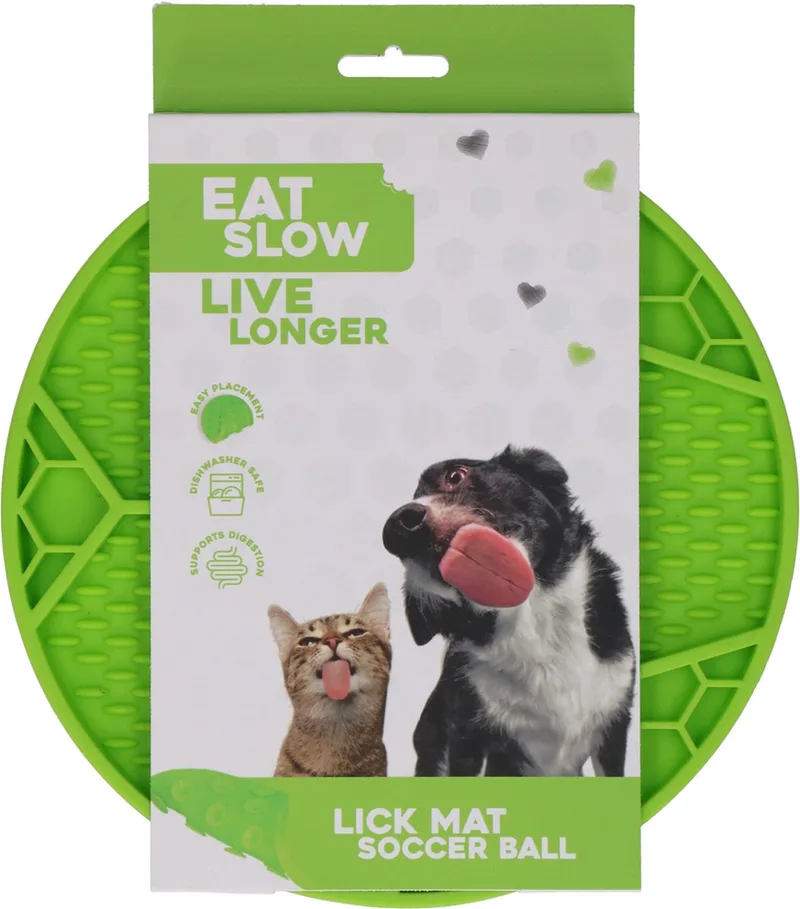 Likmat - Ø 22 cm - Slowfeeder Honden en Katten - Anti Schrok - Voermat - Likvoerbak - Voor Nat Voer en Brokken - Vaatwasserbestendig - Voetbal - Anti Slip - Voerpuzzel Kat fra Eat Slow Live Longer i Grøn – produktbillede