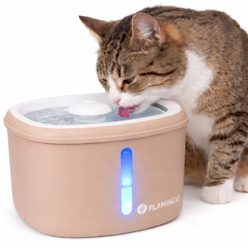Drinkfontein kat – hond – 2,5L – Met koolstoffilter & kunstharsfilter – Stille pomp – Lichtindicator – USB-kabel 150 cm – Flamingo Finto by Flamingo in Beige – product photo