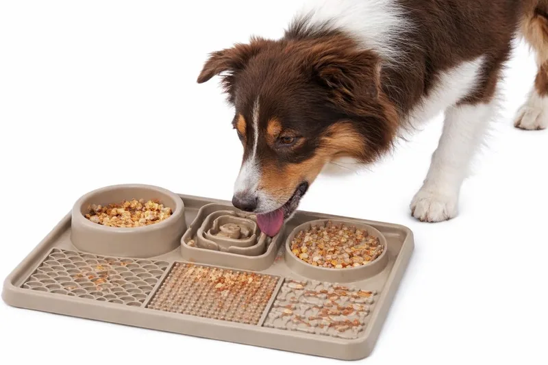 Likmat hond - likmat kat - anti schrok likmat - Pengu Rechthoekig - 2 in 1 voer- en snackmat - silicone met zuignappen - 30,5x20,5cm von Flamingo in Taupe – Produktfoto