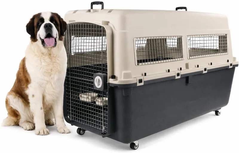 Reisbench hond – Autobench – Transportbox hond – Fomad XXXL (82x122x88,5 cm) – Kunststof – Met metalen deur & draaislot – Inclusief eet- en drinkpot & wielen – Flamingo by Flamingo in Dark grey – product photo