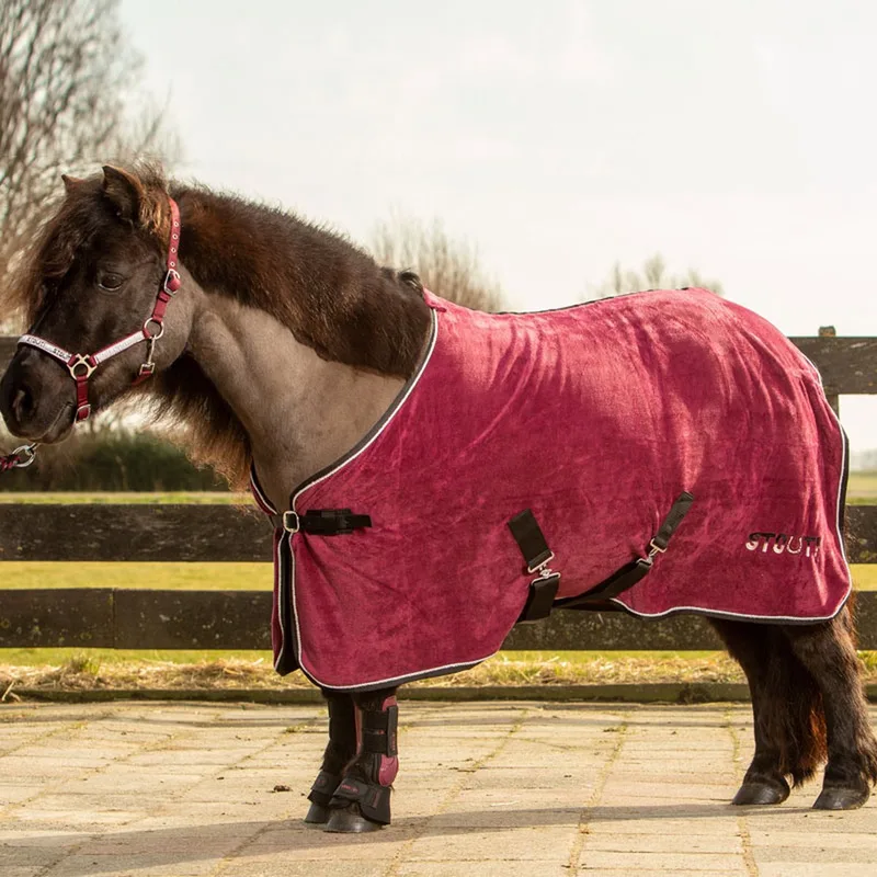 Fleecedeken STOUT! Burgundy 105/135 cm von Harry's Horse in Bordeaux – Produktfoto