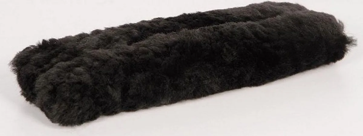 Neusriemonderlegger Lamsvel från Harry's Horse i Svart – produktbild
