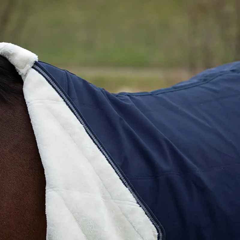 Staldeken Harry's Horse Highliner Boa 100gr - 145/195 von Harry's Horse in Dunkelblau – Produktfoto