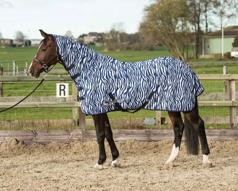 Vliegendeken mesh met hals & singels, zebra medival blue 215cm de Harry's Horse en Blanc – photo produit