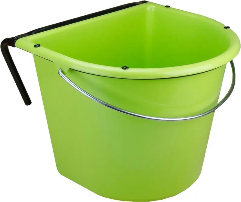 Vplast Voerbak 15 liter met ophang + hengsel - Voerbak paard - Voeremmer - Voerbak paarden ophang - Groen van Holland Animal Care in Licht Groen – productfoto