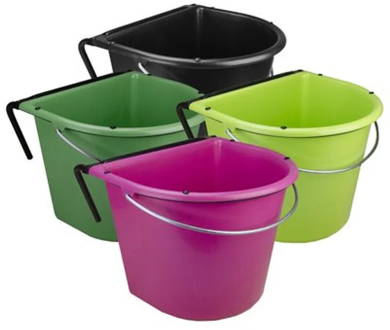 Vplast Voerbak 15 liter met ophang + hengsel - Voerbak paard - Voeremmer - Voerbak paarden ophang - Licht by Holland Animal Care in Pink – product photo