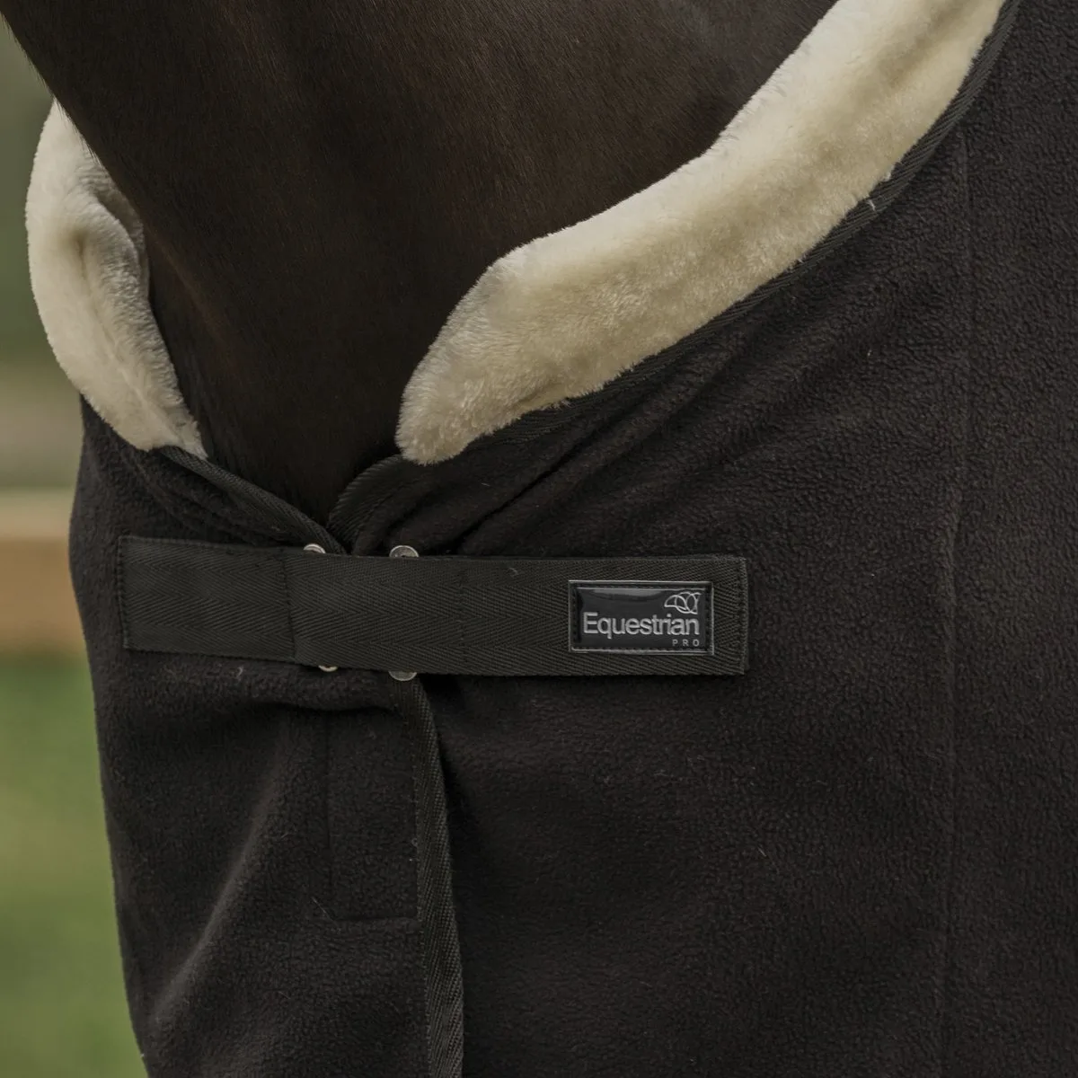 FLEECE DEKEN EQUESTRIAN PRO van Horka in Zwart – productfoto