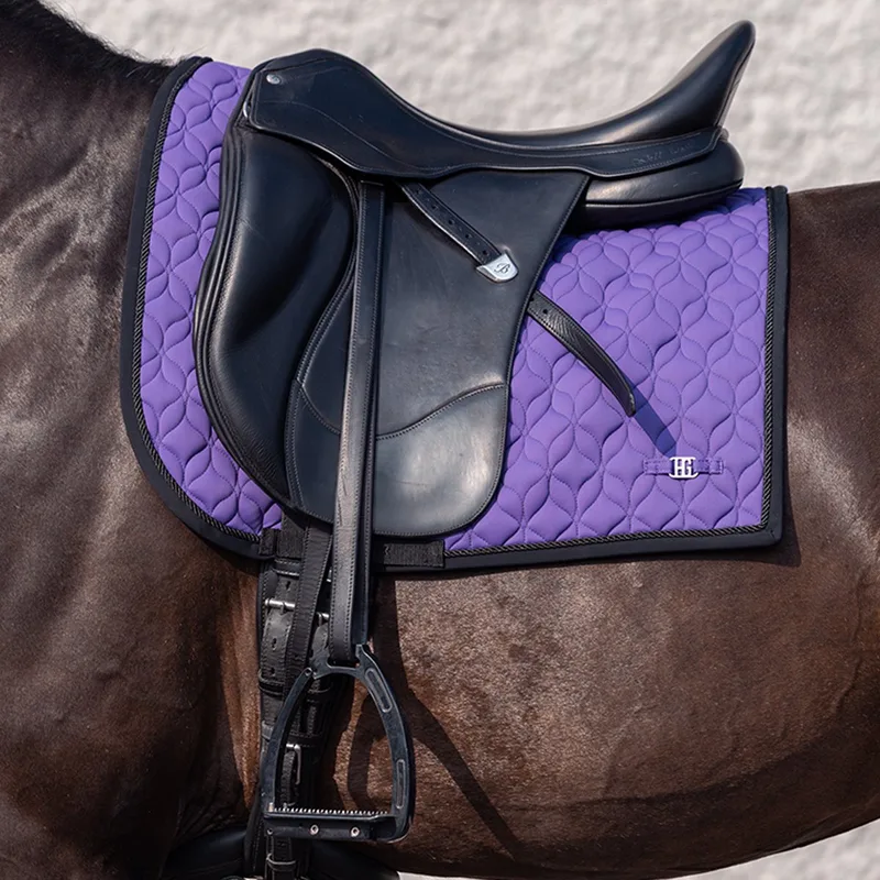 Zadeldek Horsegear Hgelina Dressuur von Horsegear in Lila – Produktfoto