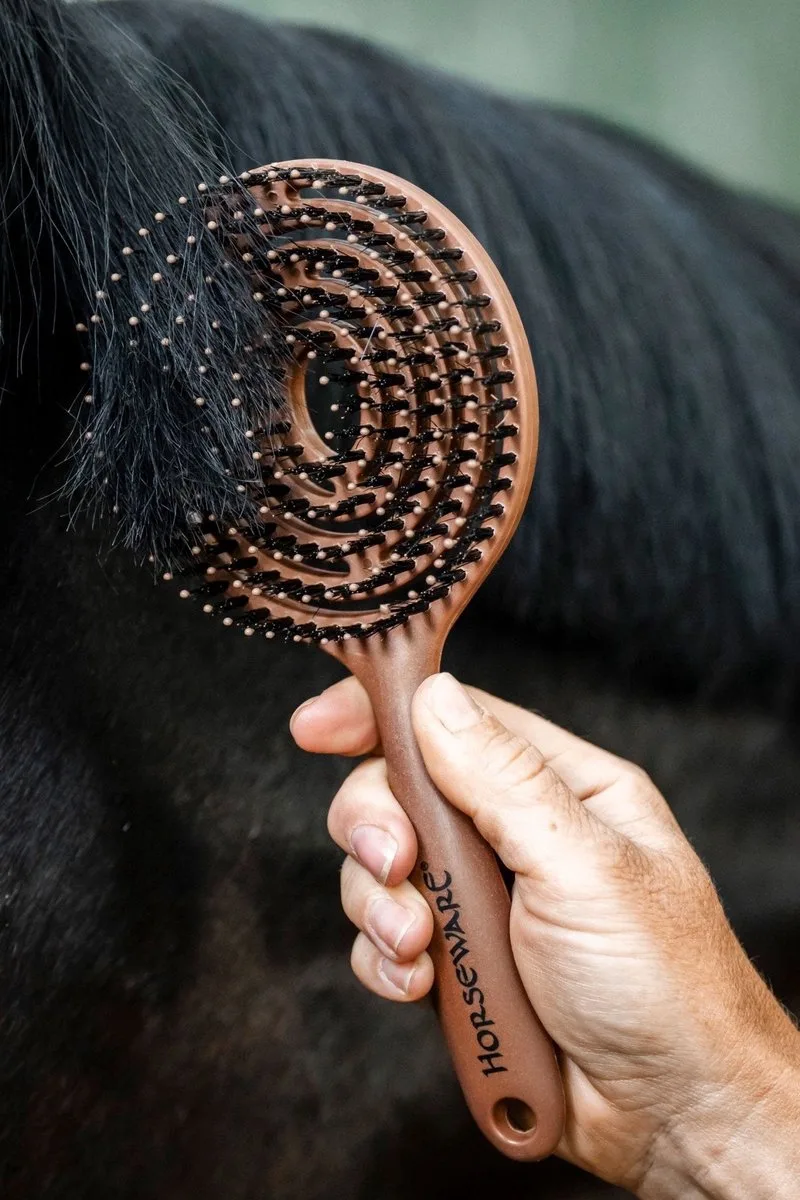 Manen en staartborstel von Horseware in Braun – Produktfoto