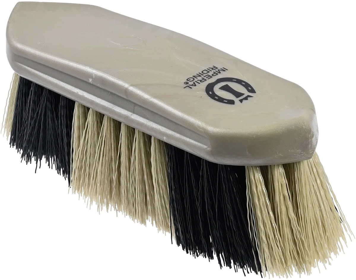 Dandy Brush Hard 2 Colors IRH van Imperial Riding in Light Olive Metallic – productfoto
