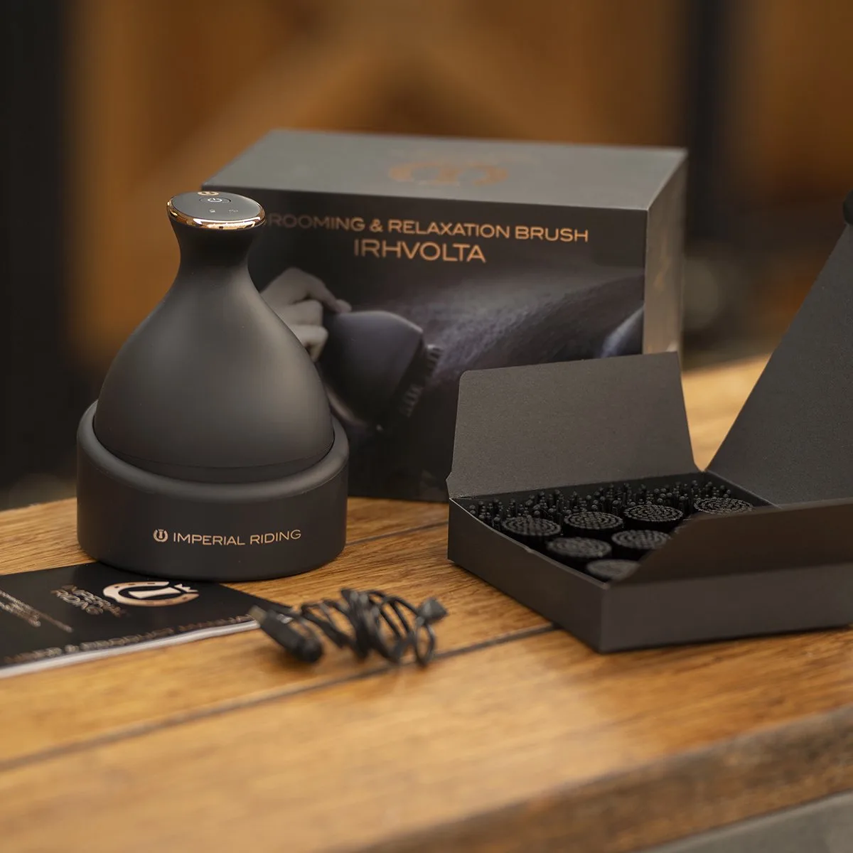 Grooming & Relaxation Borstel - Volta von Imperial Riding in Schwarz – Produktfoto