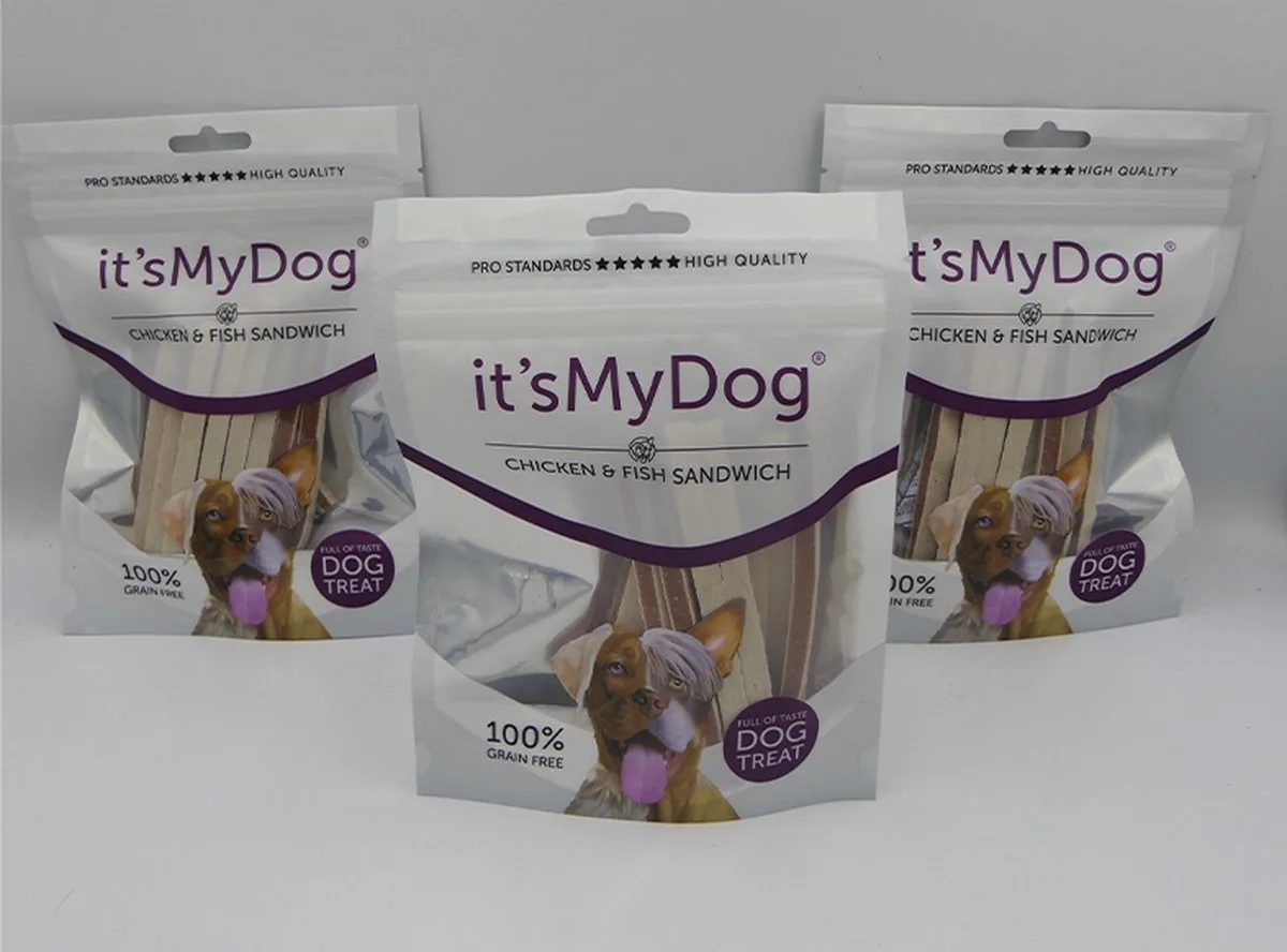 3 X it's my dog 85 gram chicken & fish sandwich 100% graanvrij geen toegevoegde suiker .gezond en lekker kippenborst 76% vis 5% från It's My Dog – produktbild