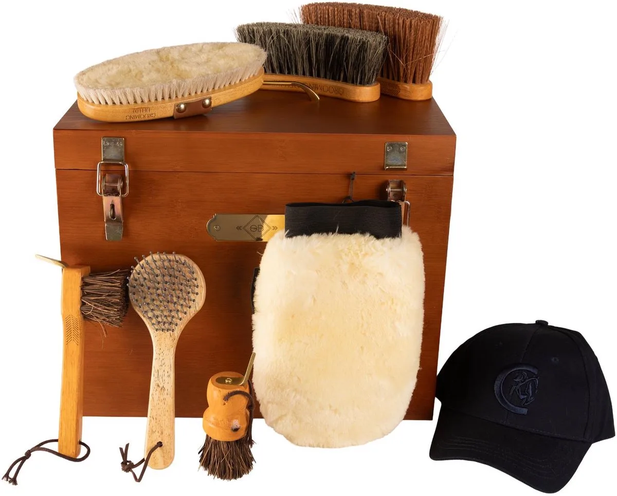 Grooming Deluxe - Tack Box Set von Kentucky Horsewear in Braun – Produktfoto
