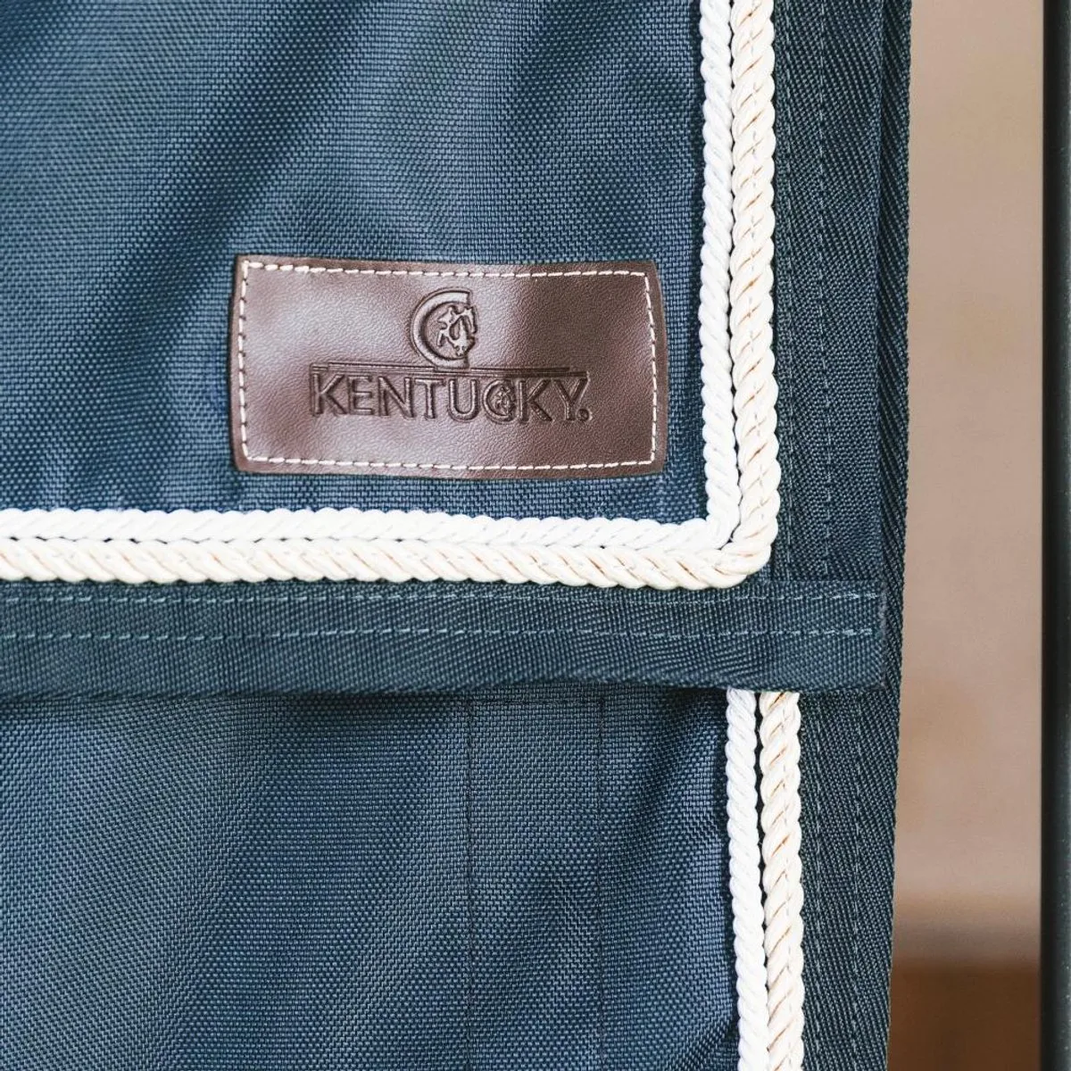 Stalgordijn waterdicht classic navy 135cmx200cm de Kentucky Horsewear en Marineblauw – photo produit