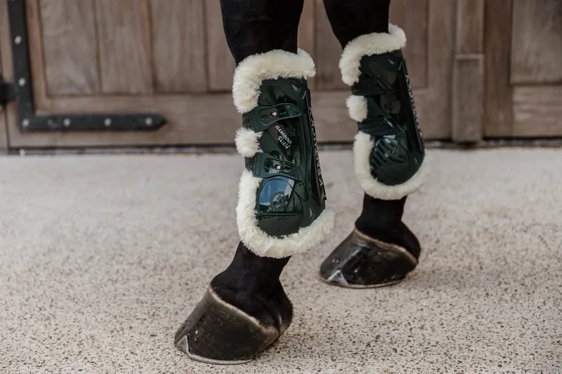 Vegan bont Peesbeschermers bamboo elastiek donker groen XS von Kentucky Horsewear in Dunkelgrün – Produktfoto