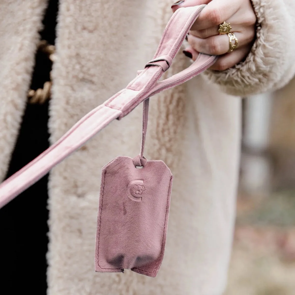 Velvet Pooh bag pocket / Poepzakhouder - Microvezelfluweel - Inclusief rolletje kleine poepzakjes von Kentucky Horsewear in Old Rose – Produktfoto