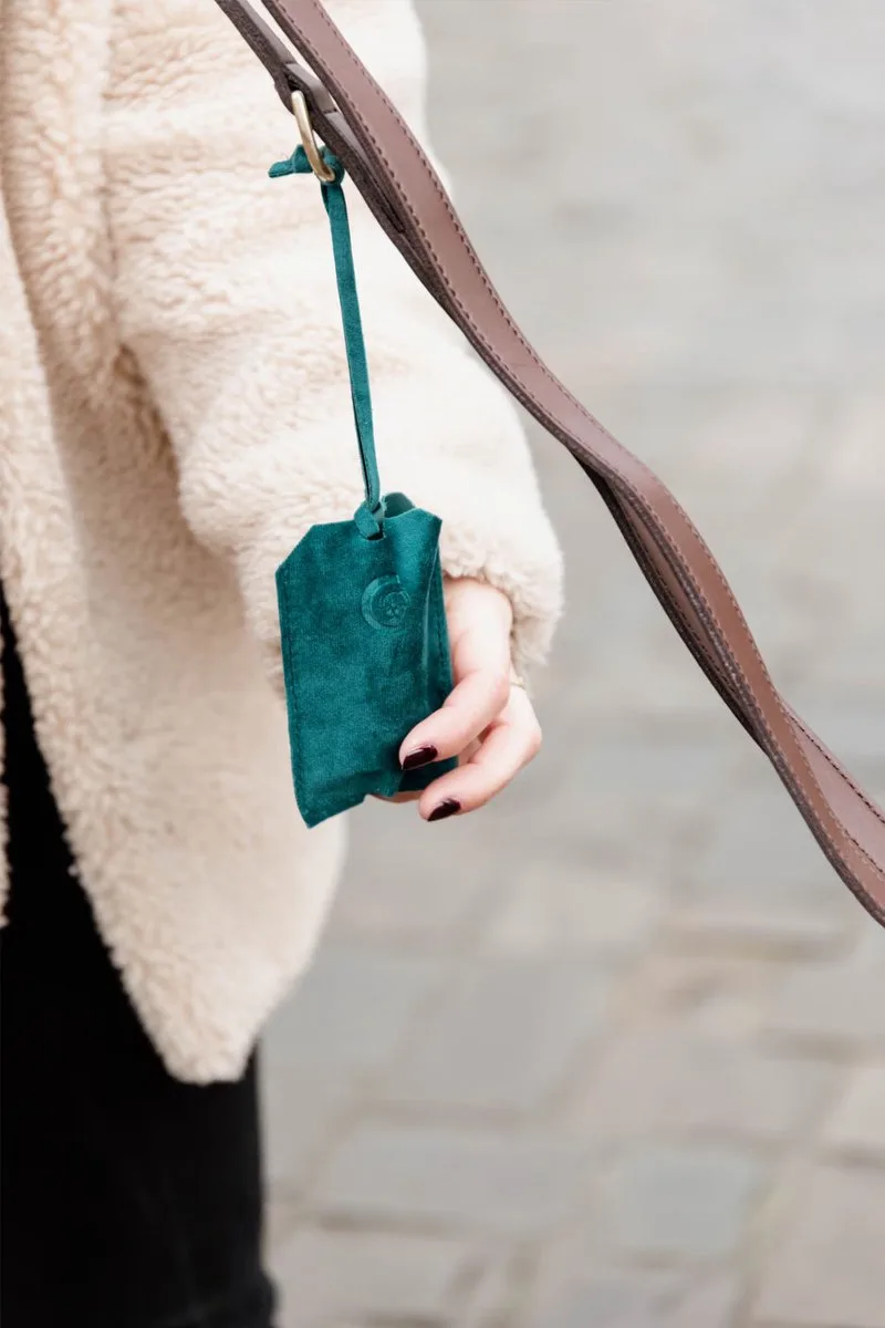 Velvet Pooh bag pocket / Poepzakhouder - Microvezelfluweel - Inclusief rolletje kleine poepzakjes von Kentucky Horsewear in Emerald – Produktfoto