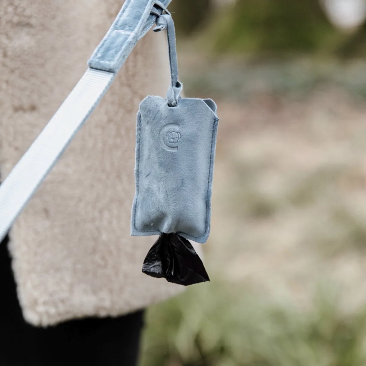 Velvet Pooh bag pocket / Poepzakhouder - Microvezelfluweel - Inclusief rolletje kleine poepzakjes de Kentucky Horsewear en Bleu clair – photo produit