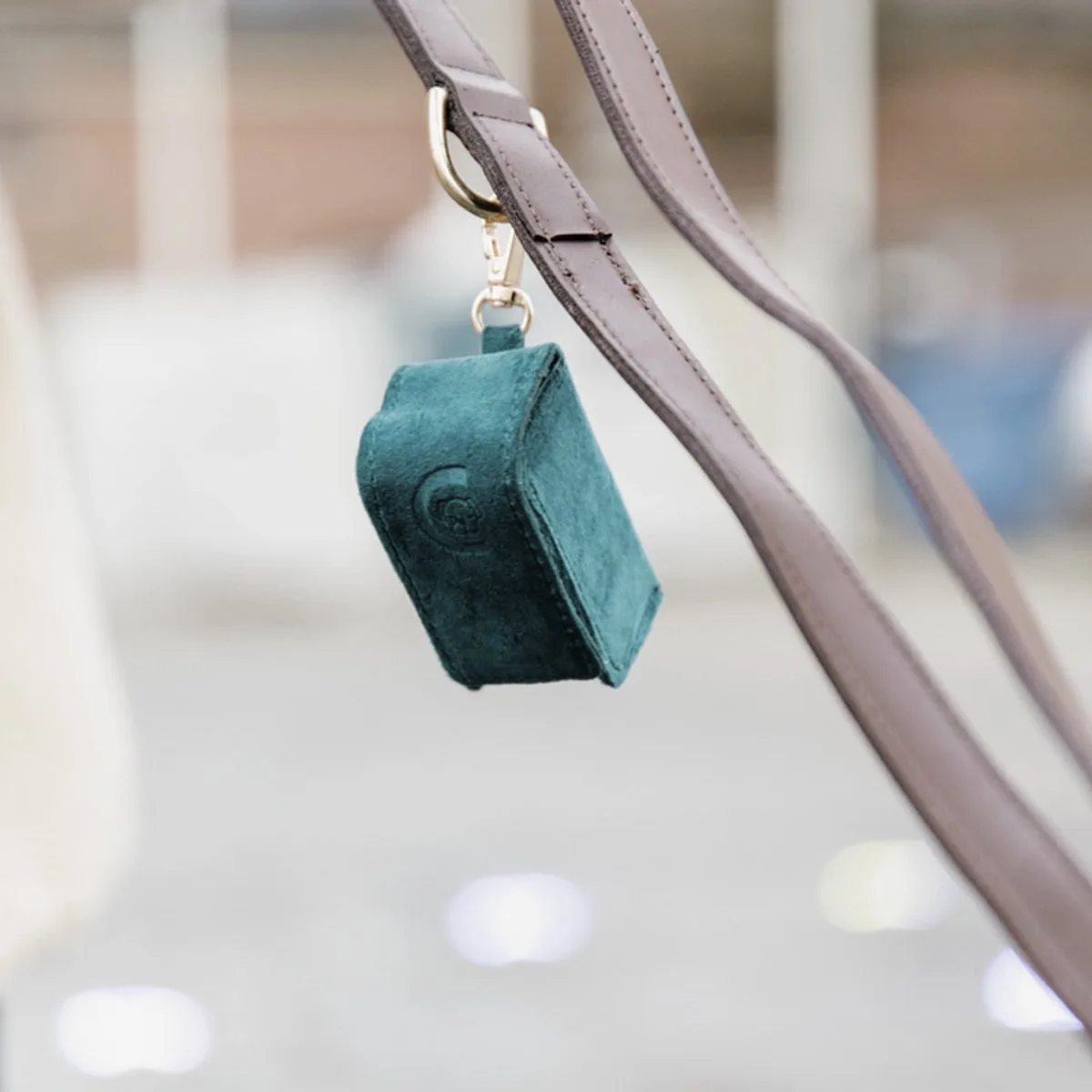 Velvet Square Poepzakhouder - Microvezelfluweel - Afmetingen: 4 x 8 x 4 cm - Incl. rolletje kleine poepzakjes de Kentucky Horsewear en Emerald – photo produit