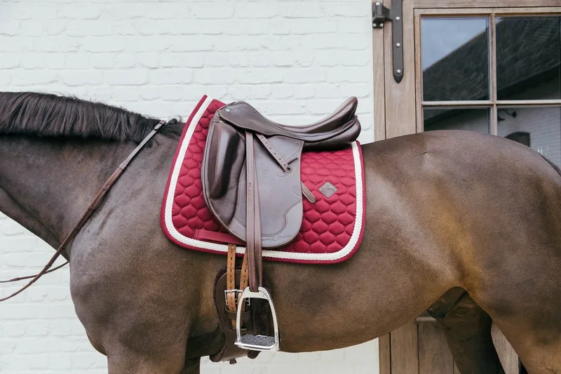 Zadeldek - Zadeldoek met Gevlochten Koord - Dressuur von Kentucky Horsewear in Bordeaux – Produktfoto