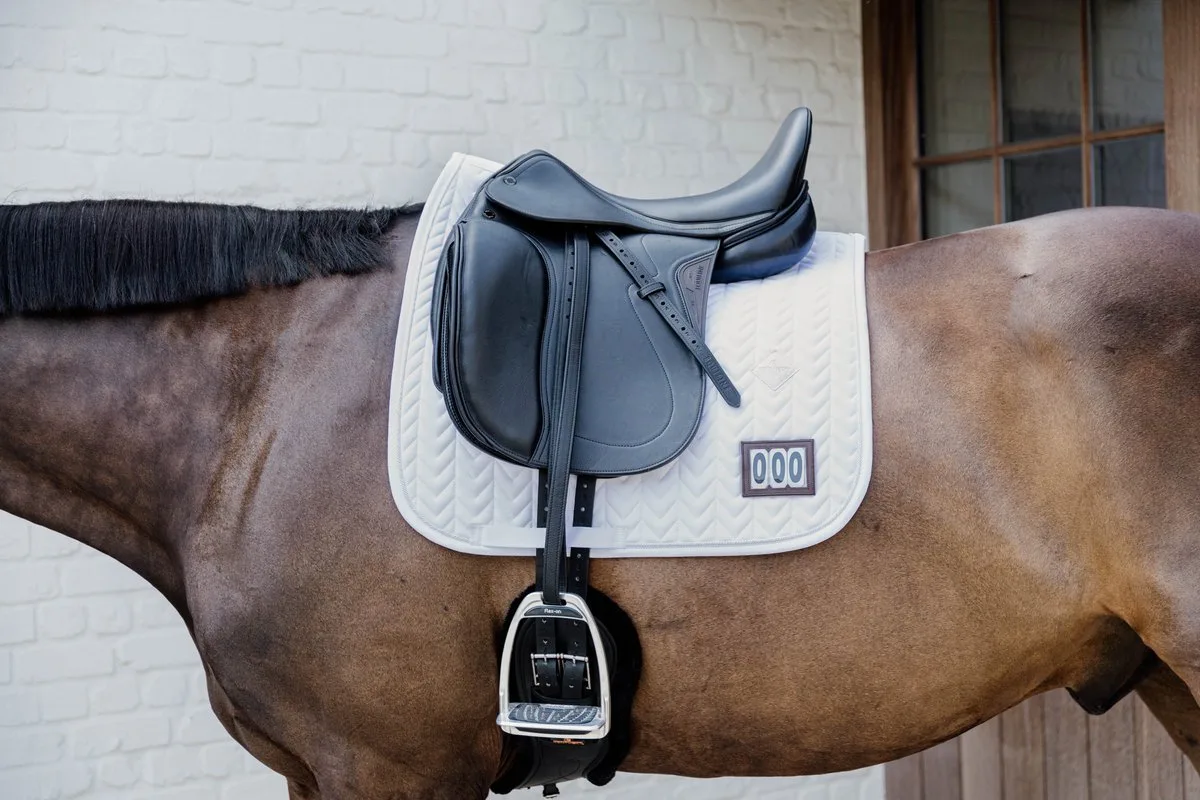 Zadeldoek fishbone wedstrijd met 2 nummers dressur von Kentucky Horsewear in Weiß – Produktfoto