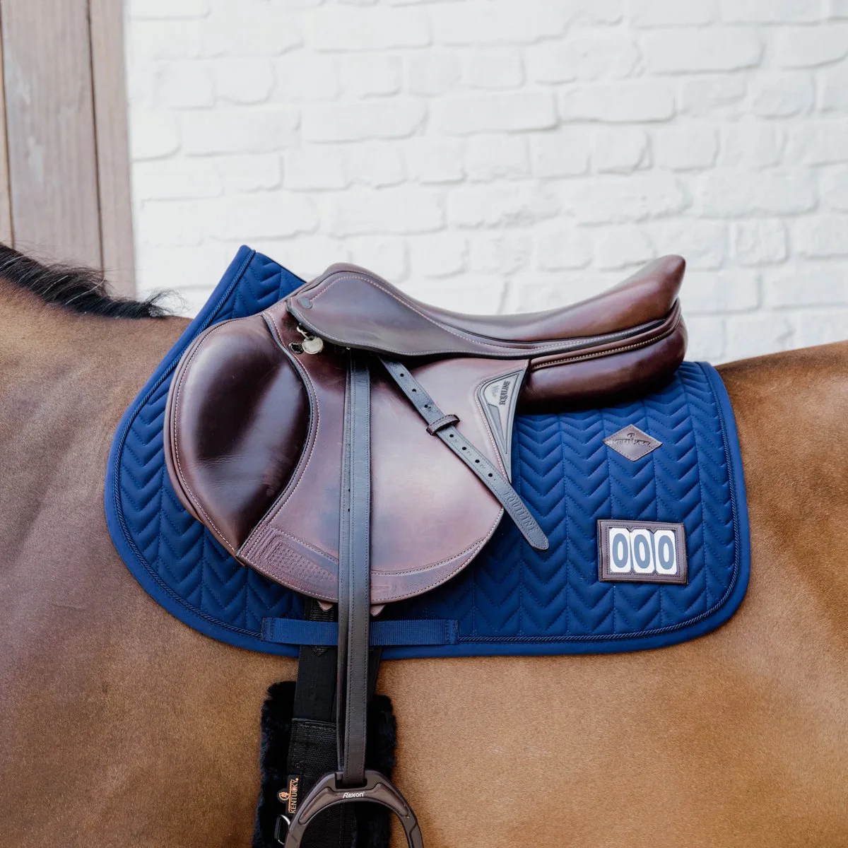 Zadeldoek fishbone wedstrijd met 2 nummers jumping marine från Kentucky Horsewear i Marineblauw – produktbild