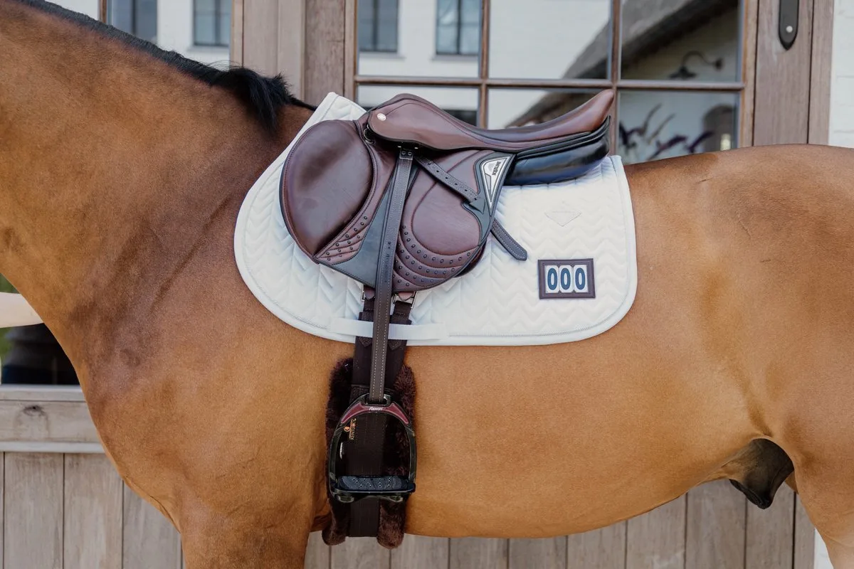 Zadeldoek fishbone wedstrijd met 2 nummers jumping von Kentucky Horsewear in Weiß – Produktfoto