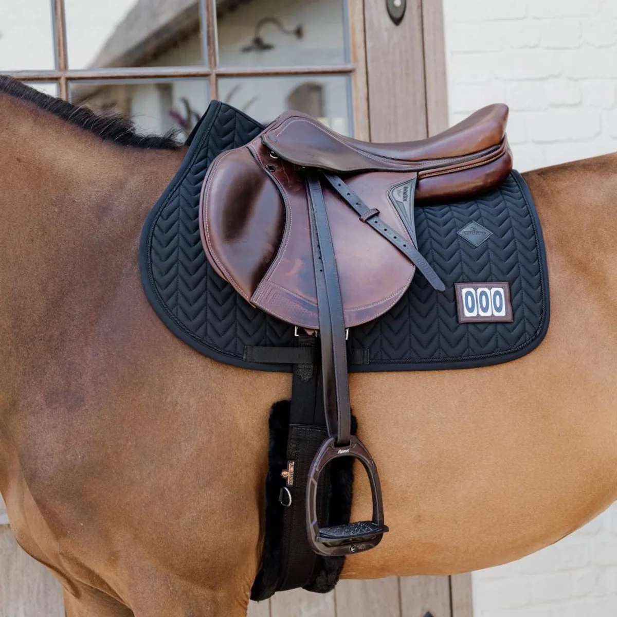 Zadeldoek fishbone wedstrijd met 2 nummers jumping från Kentucky Horsewear i Svart – produktbild