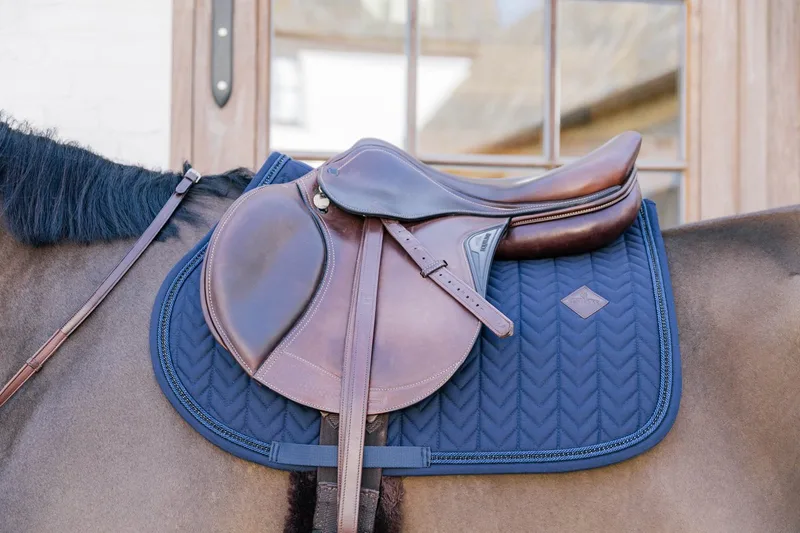 Zadeldoek - incl Metalen Ketting - Zadeldekje - Jumping - marine by Kentucky Horsewear in Marineblauw – product photo