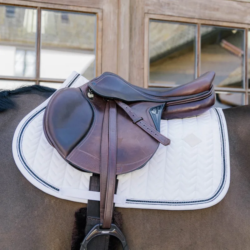 Zadeldoek - incl Metalen Ketting - Zadeldekje - Jumping by Kentucky Horsewear in White – product photo