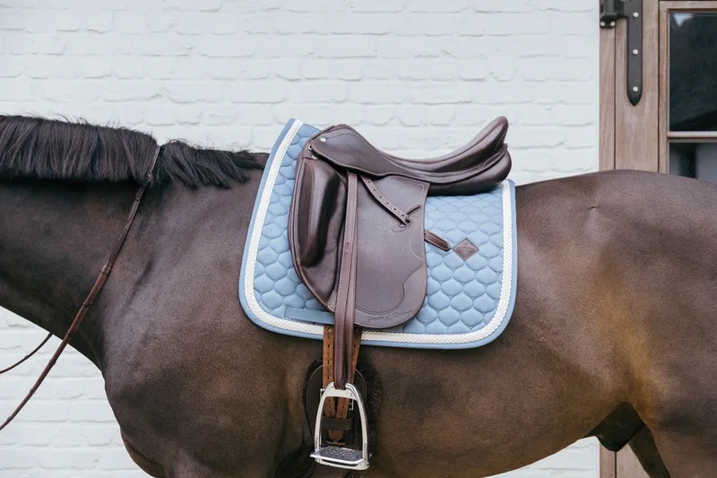 Zadeldoek met gevlochten koord - Zadeldekje - Dressuur - lichtlbauw van Kentucky Horsewear in Lichtblauw – productfoto