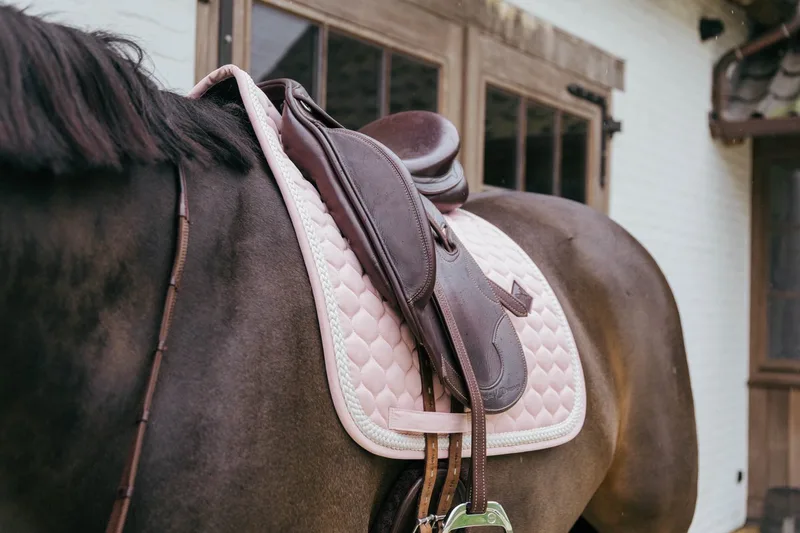 Zadeldoek - met gevlochten koord - Zadeldekje - Dressuur - lichtrose von Kentucky Horsewear in Rosa – Produktfoto