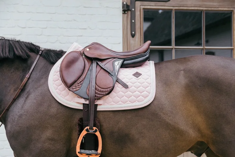 Zadeldoek met gevlochten koord - Zadeldekje - Jumping - licht rose by Kentucky Horsewear in Pink – product photo