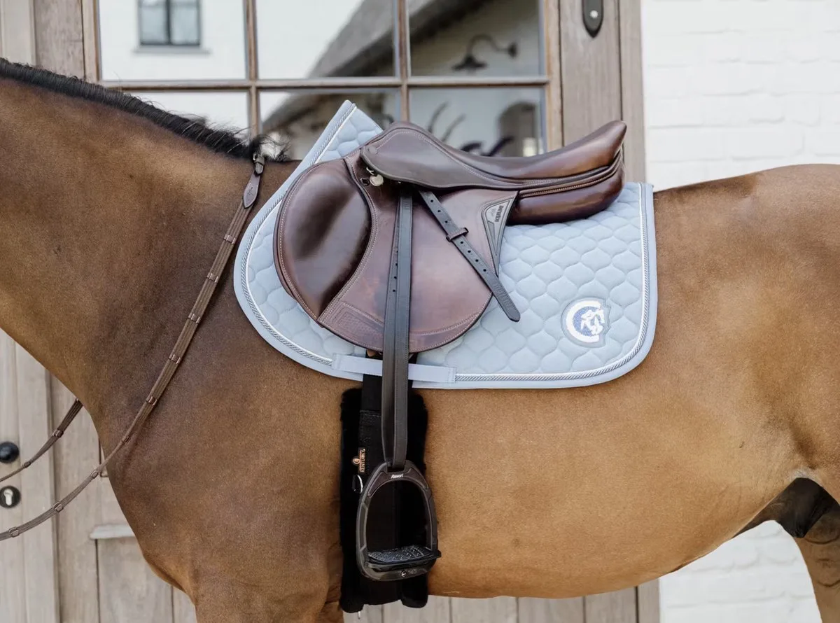 Zadeldoek onion quilt 3D logo jumping från Kentucky Horsewear i Oudroze – produktbild