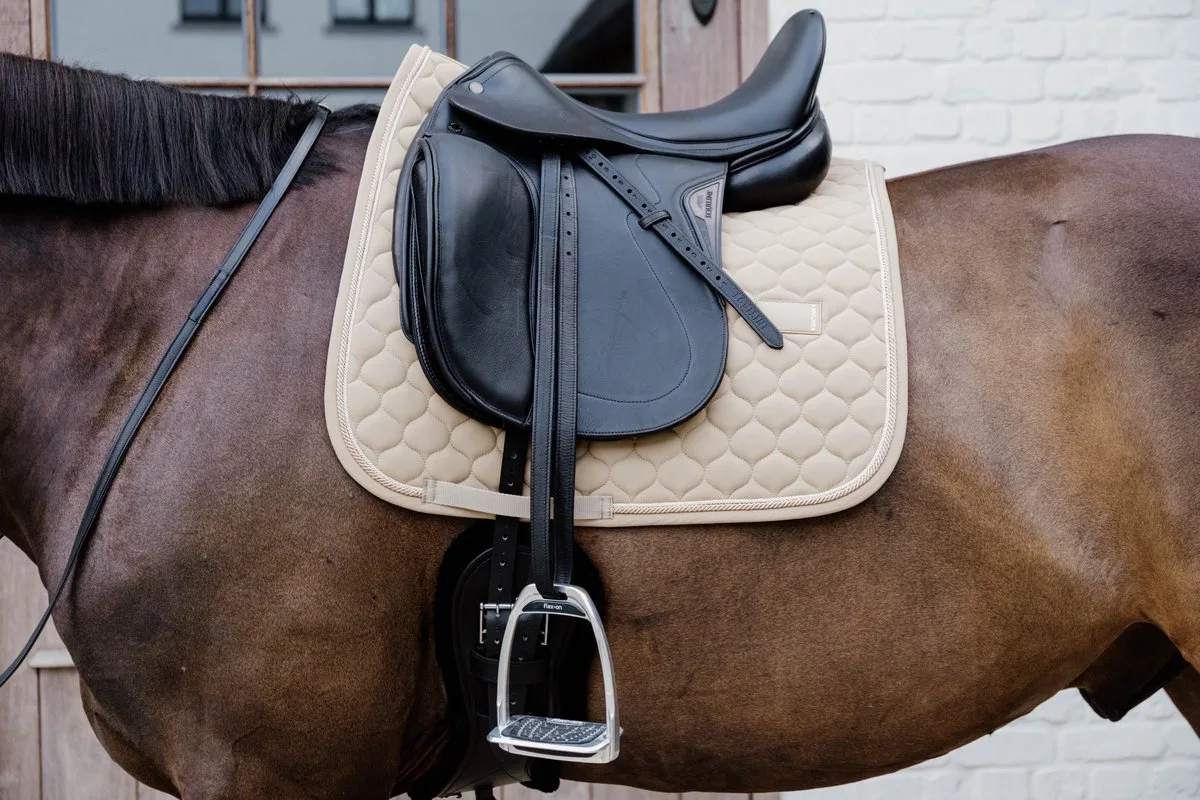 Zadeldoek onion quilt rubber logo dressuur von Kentucky Horsewear in Beige – Produktfoto