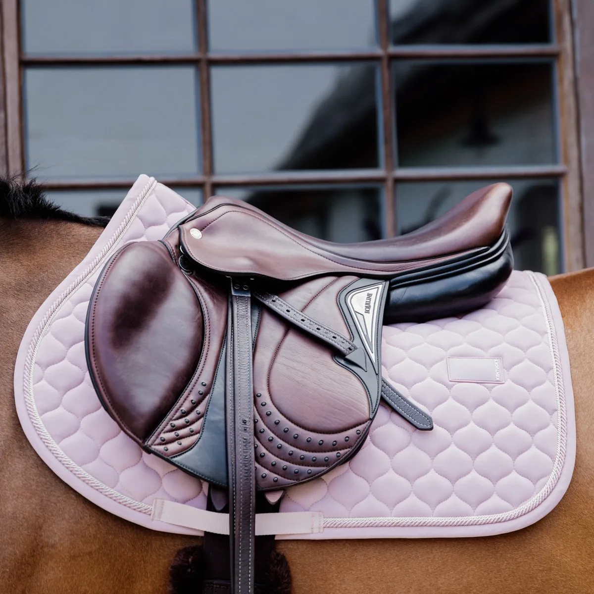 Zadeldoek onion quilt rubber logo jumping von Kentucky Horsewear in Lichtroze – Produktfoto